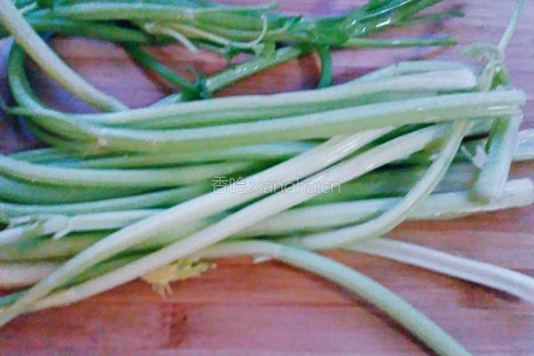 芹菜炒肉丝的做法图解1