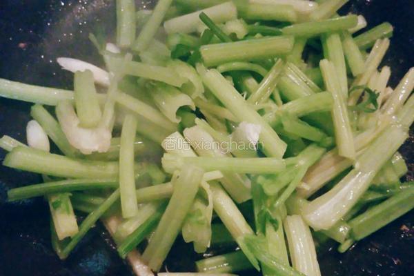 芹菜炒肉丝的做法图解3