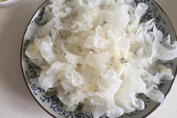 芝麻酱拌银耳的做法图解2