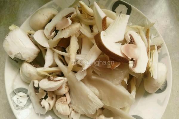 西红柿 鲜菇瘦肉汤的做法图解2