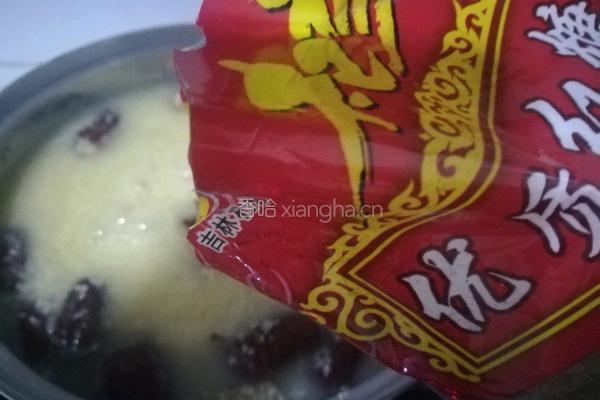 补血健脑～小米红枣粥的做法图解7