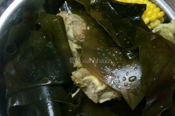 猪骨头煲玉米红萝卜海带的做法图解3