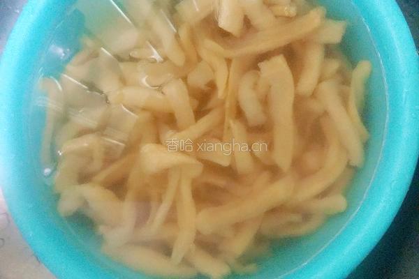 双椒炒萝卜干的做法图解1