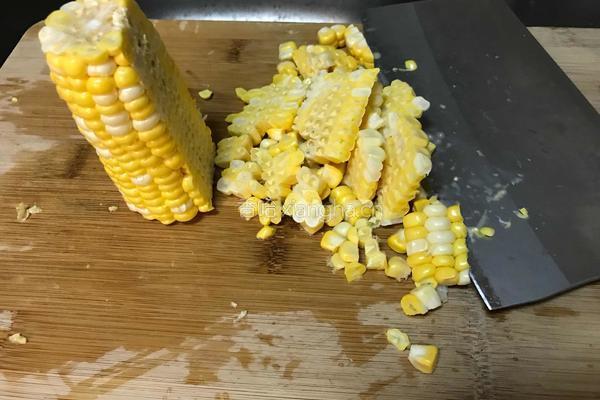 咸蛋黄焗玉米的做法图解1