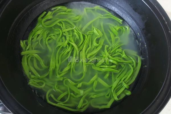 炝拌菠菜汁面的做法图解17