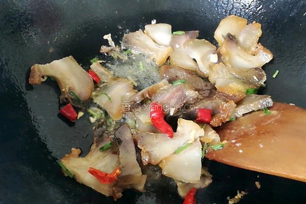 干锅腊肉花菜的做法图解3