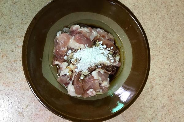 茭白炒肉的做法图解3