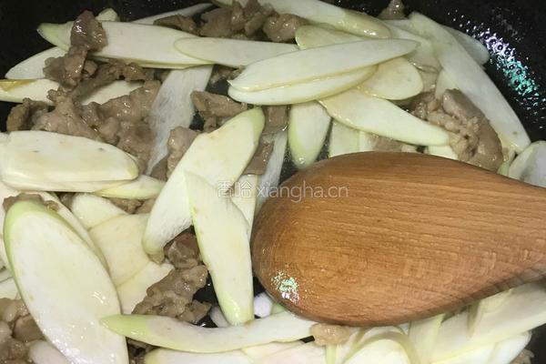 茭白炒肉的做法图解6