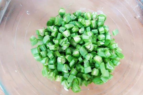 豆角炒鸡蛋的做法图解1