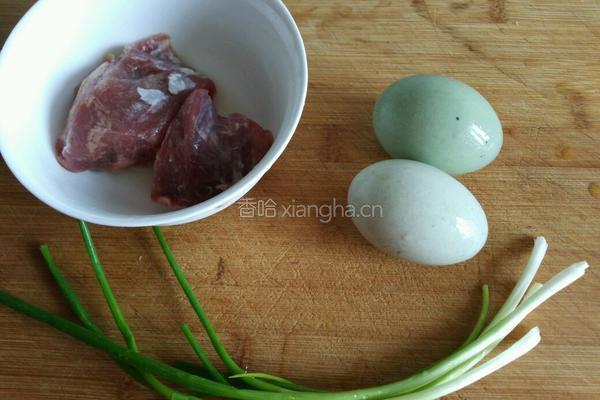 皮蛋瘦肉粥的做法图解1