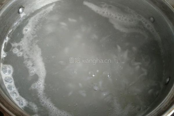 皮蛋瘦肉粥的做法图解2
