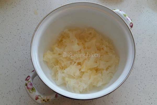 冰糖银耳莲子羹的做法图解3