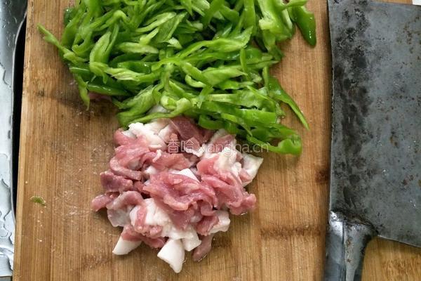 芹菜青椒炒肉丝的做法图解1