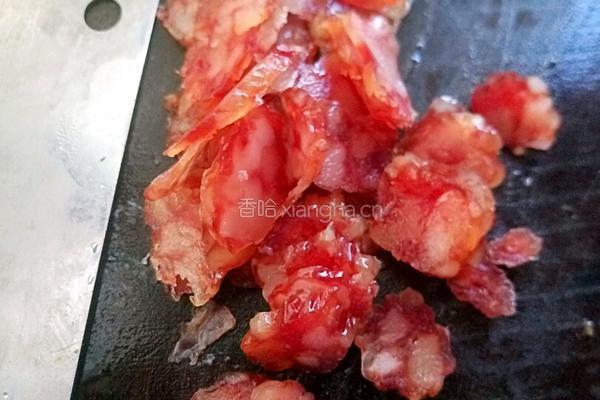 荷兰豆炒腊肠的做法图解2
