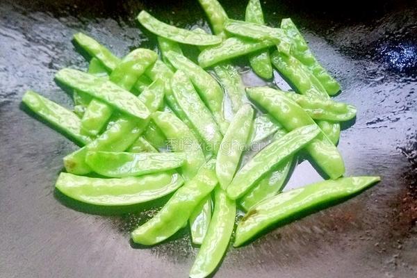 荷兰豆炒腊肠的做法图解6