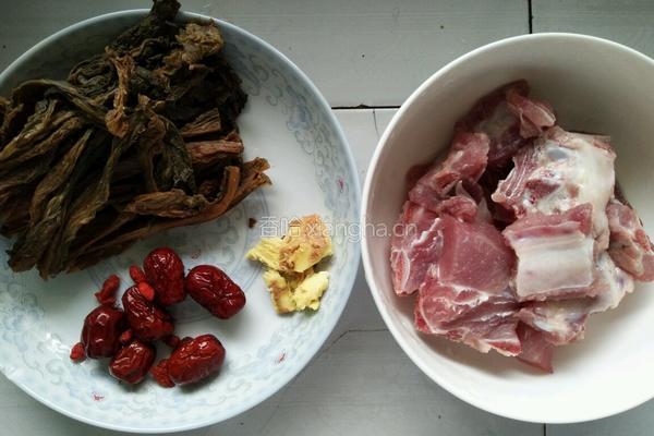 菜干排骨汤的做法图解1