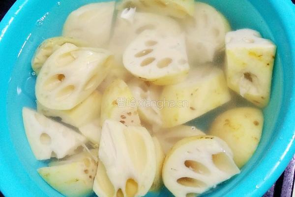 黑豆花生莲藕猪骨汤的做法图解2