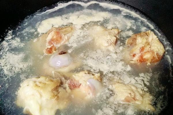 黑豆花生莲藕猪骨汤的做法图解3