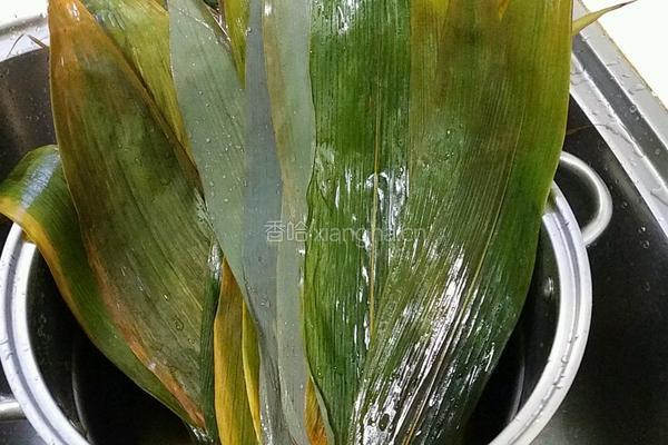 豆沙芝麻粽子的做法图解1