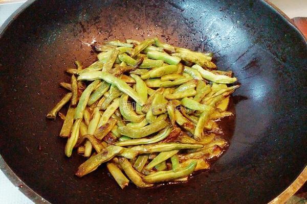 干煸豆角的做法图解2