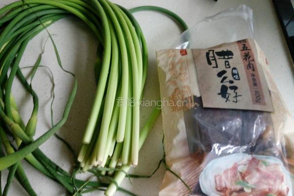 蒜苔炒腊肉的做法图解1