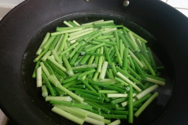 蒜苔炒腊肉的做法图解4