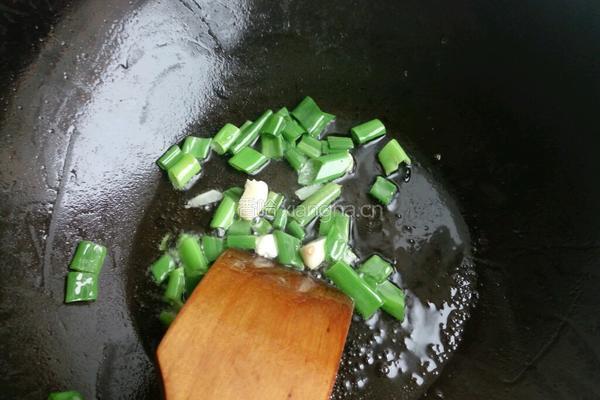 蒜苔炒腊肉的做法图解6