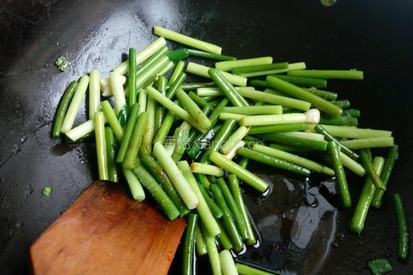 蒜苔炒腊肉的做法图解7