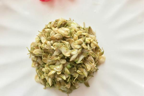 简单粗暴童年回忆：蜂蜜蒸槐花的做法图解3
