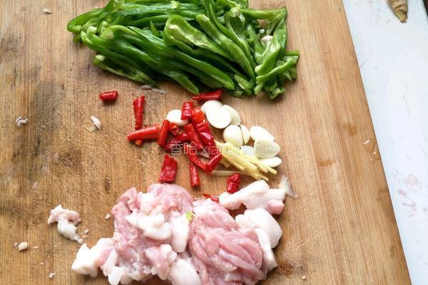 杏鲍菇炒肉片的做法图解1