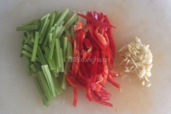 彩椒香芹炒牛柳的做法图解2