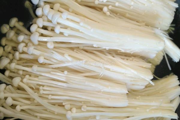 白灼金针菇生菜的做法图解2