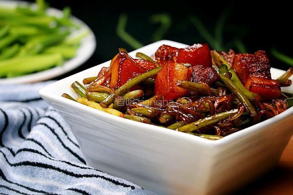红烧肉焖蒜薹的做法图解21