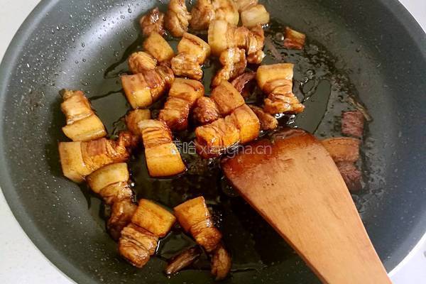 红烧肉焖蒜薹的做法图解12