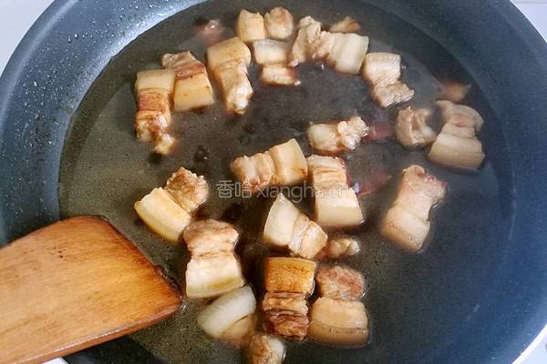 红烧肉焖蒜薹的做法图解13