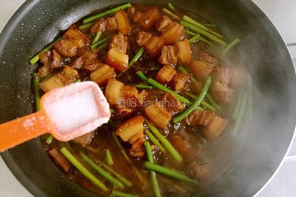 红烧肉焖蒜薹的做法图解16