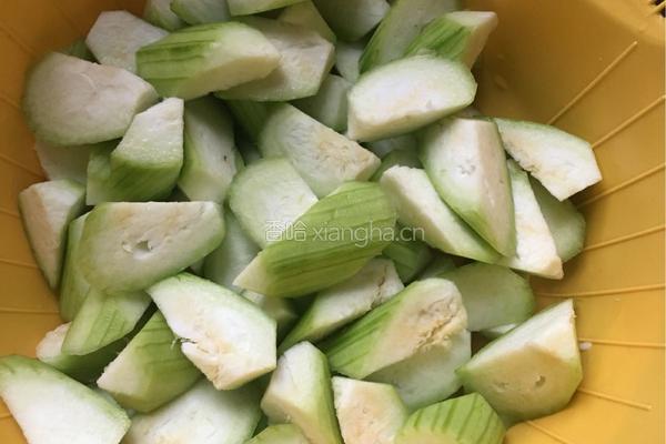 丝瓜烧毛豆的做法图解2