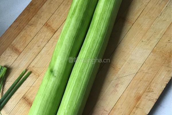 丝瓜烧毛豆的做法图解1