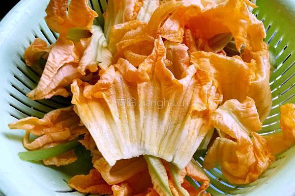 南瓜花蛋花汤的做法图解1