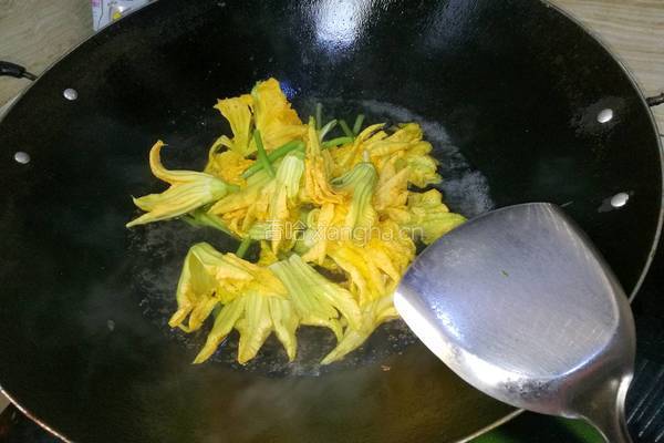 南瓜花蛋花汤的做法图解3