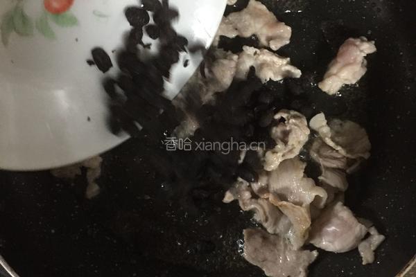 阳江豆鼓焖青椒肉的做法图解3