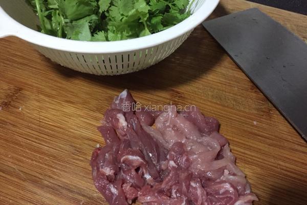 香菜瘦肉粥的做法图解3