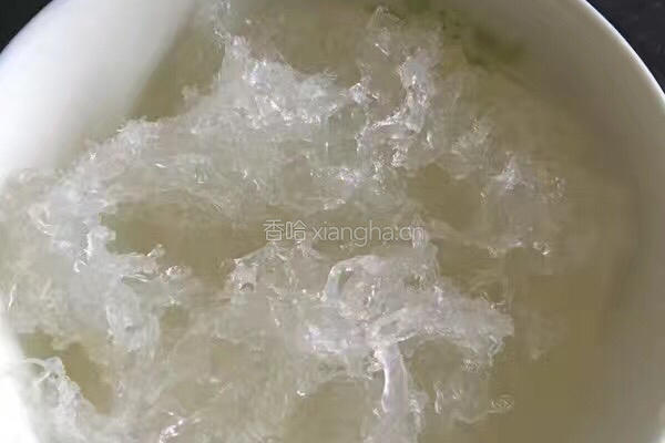 银耳桃胶红枣燕窝的做法图解2