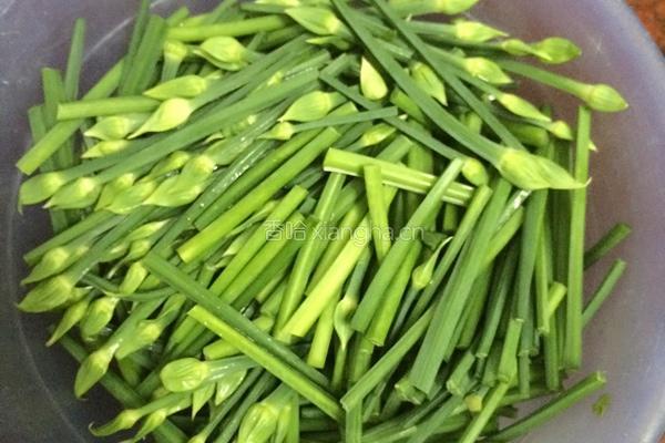 韭菜炒肉卷的做法图解1
