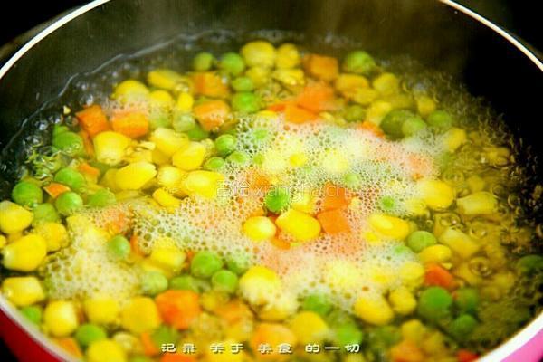 黄瓜蔬菜沙拉卷的做法图解2