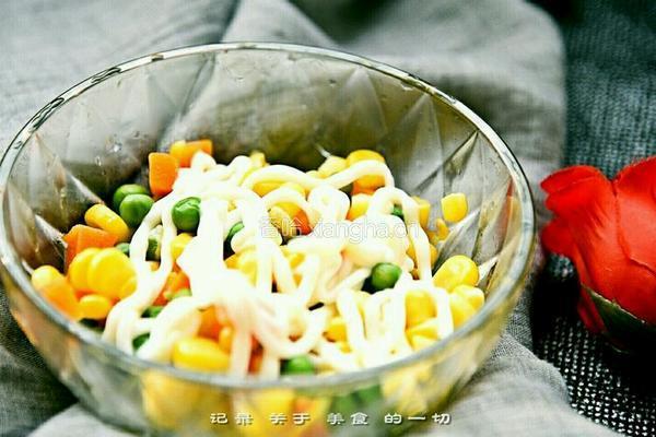 黄瓜蔬菜沙拉卷的做法图解3