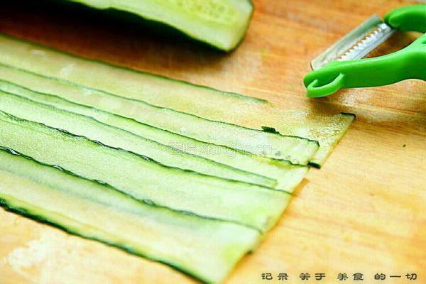 黄瓜蔬菜沙拉卷的做法图解4