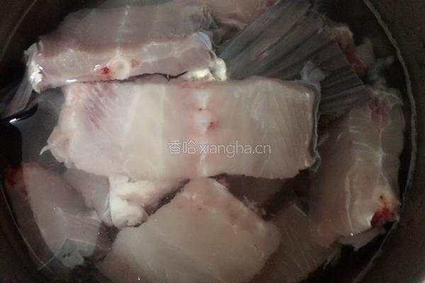 鱼骨汤的做法图解1