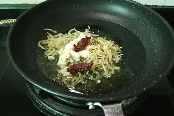 老屋私房菜 小鱼炒茄丝的做法图解4