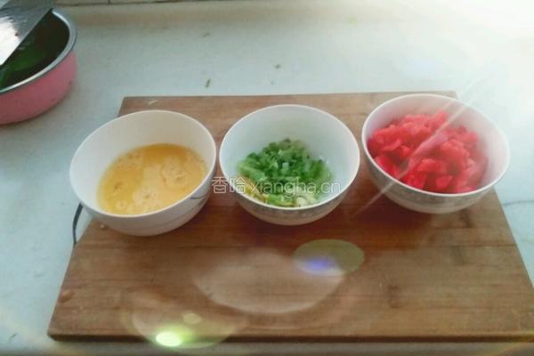 番茄鸡蛋打卤面的做法图解1